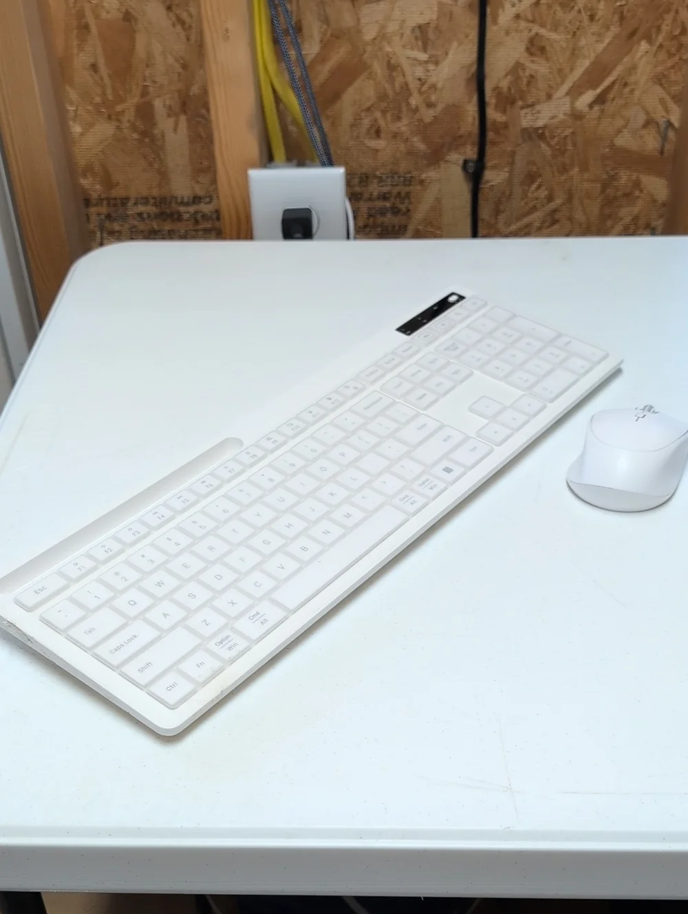 Compact Wireless Keyboard/ Mouse  SK60-3 — White. (95)